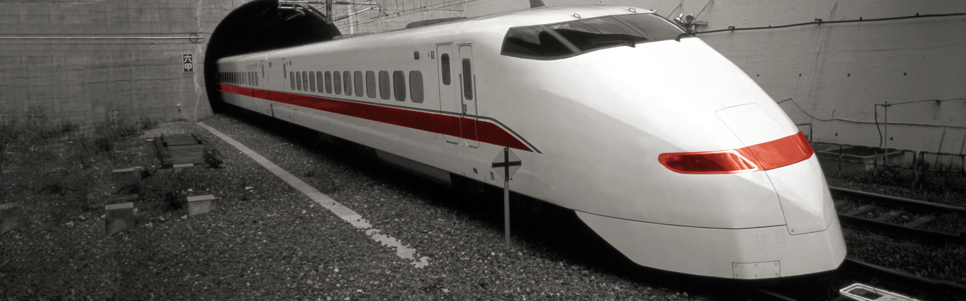 schwarzes Kind freut sich über Wasser