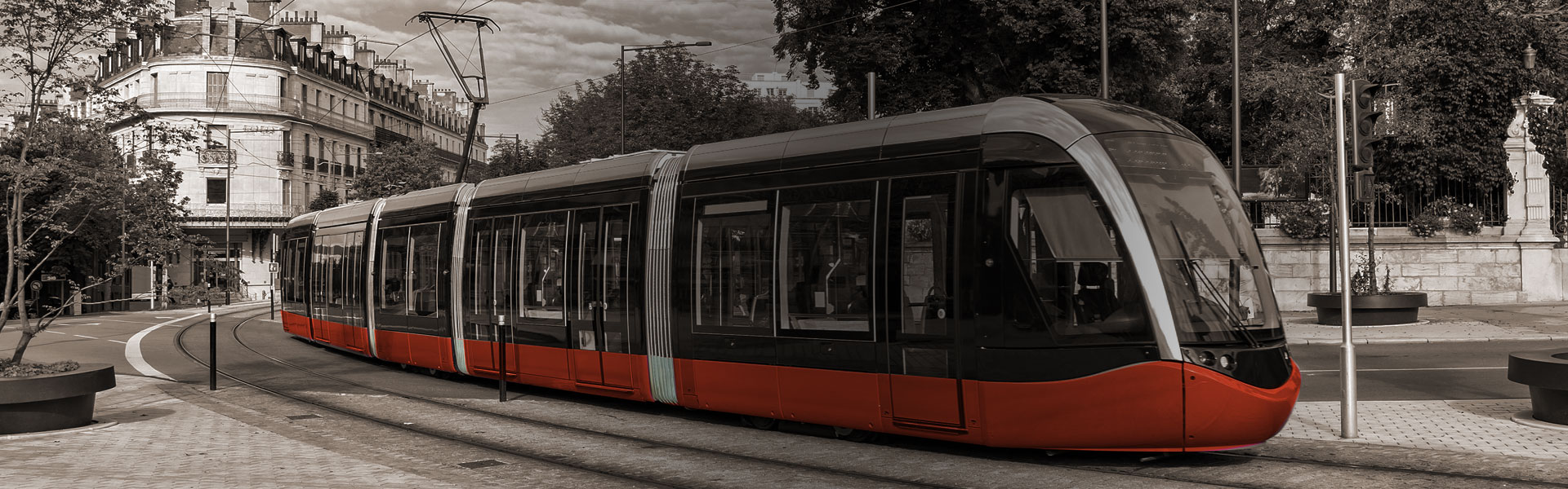 schwarzes Kind freut sich über Wasser